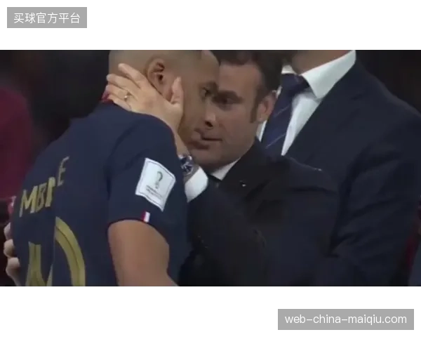 法国总统马克龙亲赴克莱尔方丹鼓舞士气，姆巴佩作为队长汇报备战情况